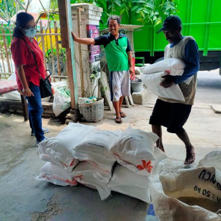 137 Warga Pungpungan Dapat Bantuan Beras