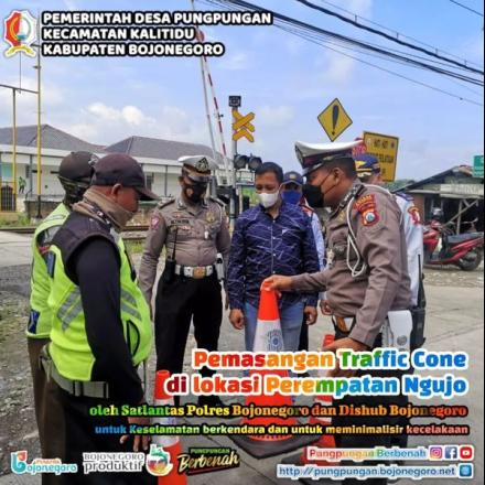 PEMASANGAN TRAFFIC CONE DI PEREMPATAN NGUJO